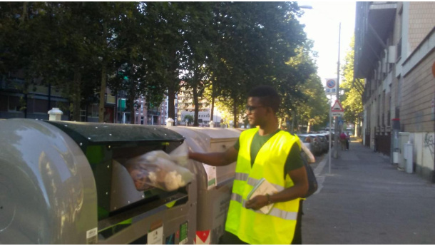 Immagine: Torino: Ecomori e Sentinelle dei Rifiuti a presidio delle 29 nuove ecoisole posizionate da Amiat a Mirafiori