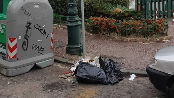 Immagine: Addio sacco nero. Napoli introduce il divieto di vendita e utilizzo di sacchi neri opachi per il conferimento dei rifiuti