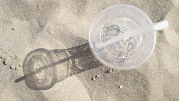 Immagine: 'Rimini plastic free': bicchieri e cannucce compostabili ma in spiaggia scarseggiano i bidoni per l'organico