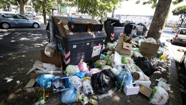 Immagine: Roma, Ama lancia l'allarme: a breve nuova emergenza rifiuti in strada