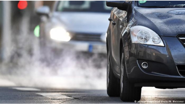 Immagine: Salone dell'auto, Greenpeace: 'Le automobili producono il 9% delle emissioni globali di gas serra, più di tutta l’Ue'