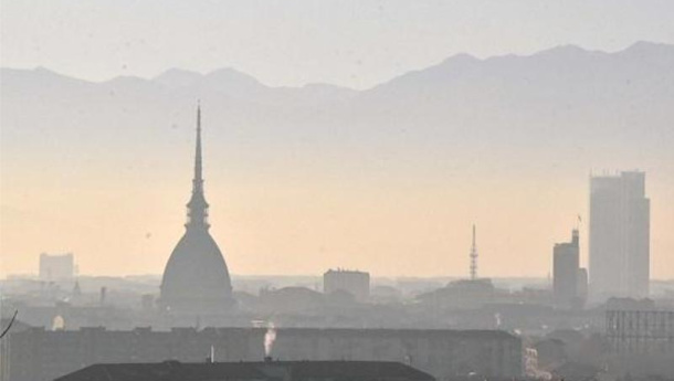 Immagine: Smog. A Torino una segnaletica unica nei 23 comuni per aiutare gli automobilisti a rispettare le limitazioni e incoraggiare il trasporto pubblico