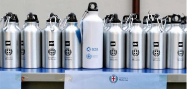 Il Comune di Milano regala 100 mila borracce agli studenti per il primo giorno di scuola