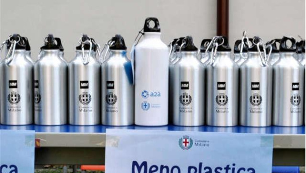 Immagine: Il Comune di Milano regala 100 mila borracce agli studenti per il primo giorno di scuola