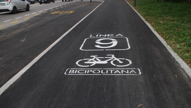 Immagine: Bicipolitana di Lecce: il sindaco Salvemini e il sindaco di Pesaro in bicicletta lungo le strade del progetto
