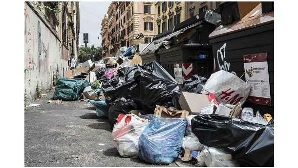 Immagine: Roma, rifiuti: in attesa dell'ok dell'Abruzzo ancora molto indifferenziato nelle strade