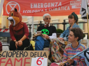 Clima, la lotta nelle piazze non si ferma: a tu per tu con gli attivisti di Extinction Rebellion Italy