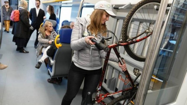 Immagine: Bici sul treno: su tutti gli Intercity Giorno sei posti per le due ruote entro il 2020