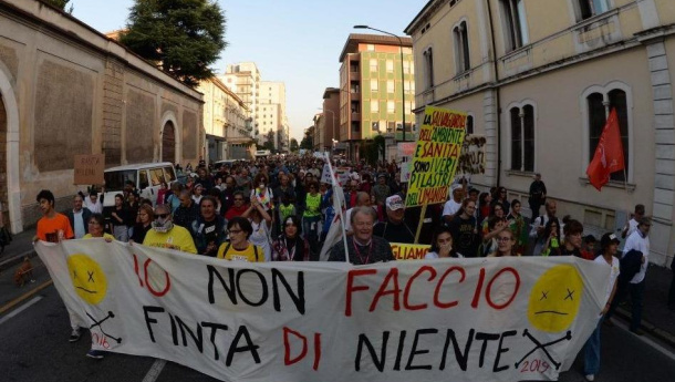 Immagine: Brescia, 15mila persone in strada per dire 'Basta Veleni'