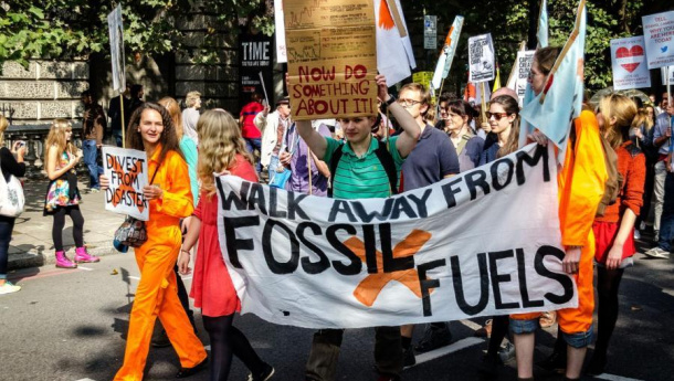 Immagine: Fridays for Future, venerdì 8 novembre davanti al Mise per dire stop ai finanziamenti alle fonti fossili