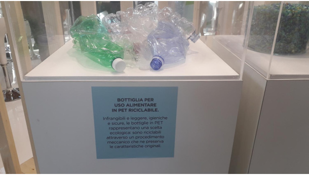 Immagine: Bottiglie in PET, tra limiti al 100% riciclato e plastic tax