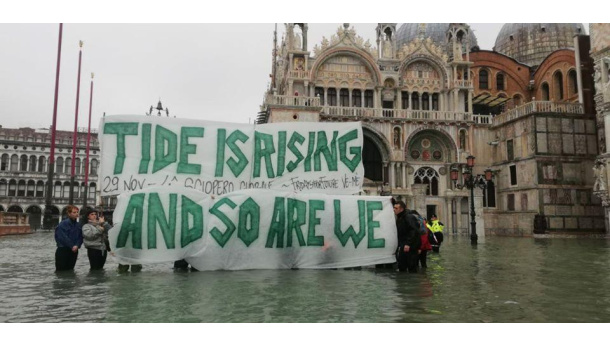 Immagine: 'Tide is rising and so are we!', lo striscione di Fridays for Future nella Venezia sommersa