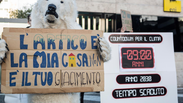 Immagine: Conto alla rovescia per lo sciopero globale per il clima del 29 novembre 2019: attivisti incatenati a Roma davanti a Palazzo Eni