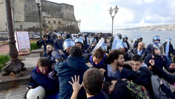 Immagine: Napoli, la polizia carica gli attivisti di Fridays for Future alla Cop21 Mediterranea
