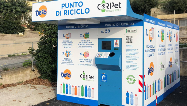 Immagine: Al punto vendita SeBón di Barano d’Ischia, 265mila bottiglie destinate a riciclo in soli quattro mesi. E il servizio di Coripet raddoppia con una seconda macchina