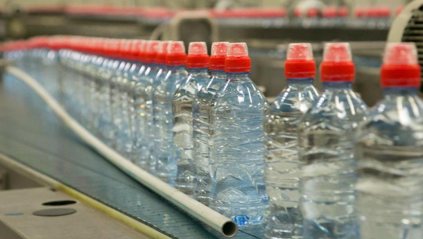 Immagine: Prima bottiglia in plastica 100% riciclata, perchè in Francia è possibile e in Italia no