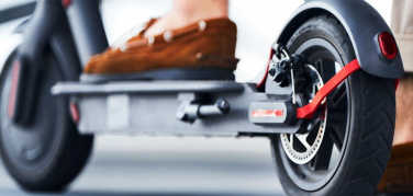 Micromobilità elettrica, in Gazzetta Ufficiale la legge che equipara i monopattini elettrici alle biciclette