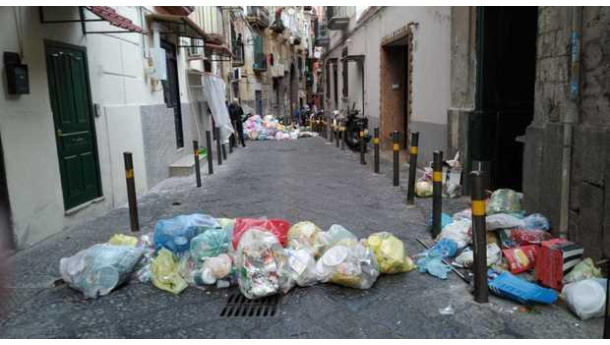 Immagine: Napoli, l'emegenza rifiuti si aggrava: 'L'inceneritore e l'Icm chiusi hanno creato il cortocircuito'