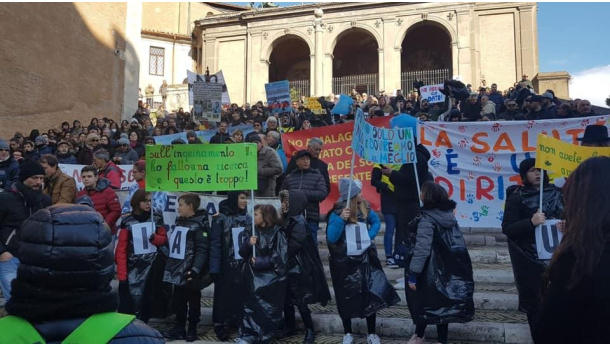 Immagine: Centinaia di manifestanti in Campidoglio contro Virginia Raggi e la discarica a Monte Carnevale