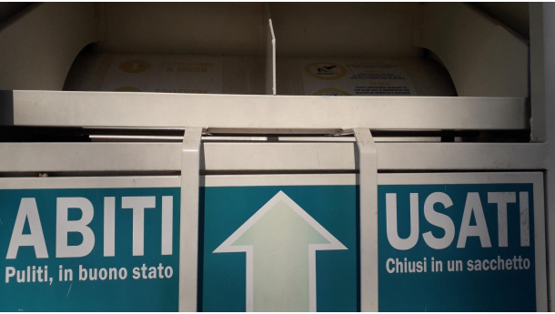 Immagine: Abiti usati, Utilitalia lancia una consultazione pubblica sulle linee guida per l’affidamento del servizio di raccolta e avvio a recupero