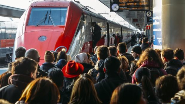 Immagine: Legambiente presenta 'Pendolaria': in Italia pochi treni nelle aree metropolitane, anche questo causa smog