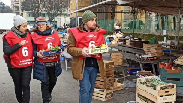 Immagine: 'Salva cibo anti-spreco': a Milano un nuovo mercato in cui si raccolgono le eccedenze alimentari e si distribuiscono ai cittadini