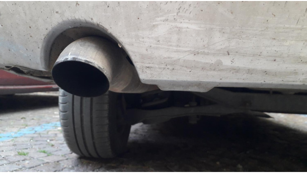 Immagine: Per difendersi dal Coronavirus tutti in auto, anche vecchia