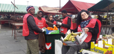 Coronavirus e recupero cibo nei mercati: a Torino e Roma si continua a distribuire, a Milano no
