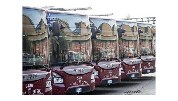 Immagine: Roma, Raggi: 'Il trasporto pubblico sta migliorando, più chilometri percorsi e meno attese alle fermate'