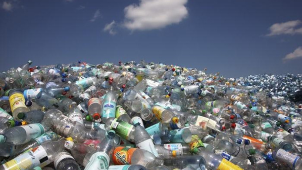Immagine: Con la firma del ministro Costa l’Italia aderisce all’European Plastic Pact
