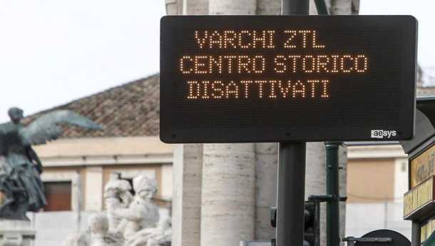 Immagine: Coronavirus, Roma: Virginia Raggi apre Ztl centro storico e Tridente fino al 3 aprile