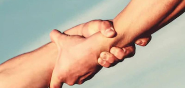 InsiemeMaiSoli, a Napoli al via la manifestazione d’interesse per le attività commerciali in soccorso dei più bisognosi