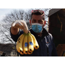 Immagine: Distribuiscono cibo gratis ai cittadini. La protesta silenziosa e forte degli ambulanti di Porta Palazzo per la riapertura del mercato | VIDEO