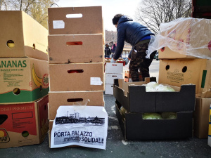 Distribuiscono cibo gratis ai cittadini. La protesta silenziosa e forte degli ambulanti di Porta Palazzo per la riapertura del mercato | VIDEO