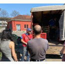 Immagine: Multati per assembramento caritatevole. Ecco tutta la storia del camion generoso che gira per Torino a regalare ortofrutta recuperata