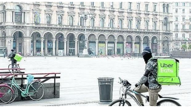 Immagine: Coronavirus, a Milano prime 1.000 mascherine ai riders che rilanciano: 'Vogliamo un'applicazione più dettagliata dei protocolli di sicurezza'