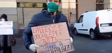 Il flash mob degli ambulanti per riaprire il mercato di Porta Palazzo a Torino | VIDEO