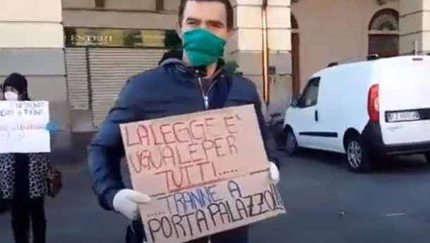 Immagine: Il flash mob degli ambulanti per riaprire il mercato di Porta Palazzo a Torino | VIDEO