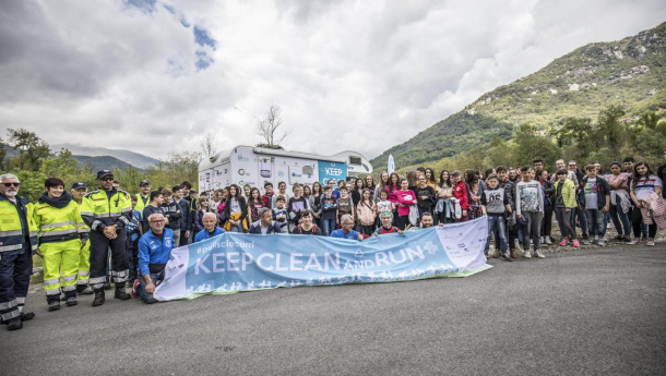 Immagine: Keep Clean and Run, il plogging più lungo del mondo, viene rinviato a settembre. Ma intanto lancia due iniziative solidali!