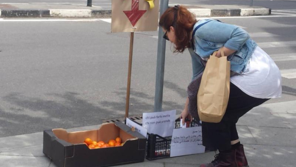 Immagine: ‘Chi non può prenda, chi può metta’. Le cassette solidali durante l’emergenza Coronavirus