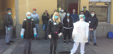 'In prima linea.  Senso di vuoto , mix culturale,speranza':  Le parole di  Billy che ha organizzato la fila di gente nelle case popolari per ricevere ordinatamente  l'ortofrutta.