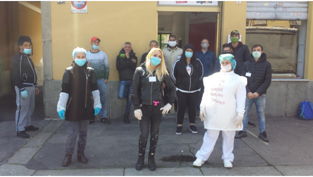 Immagine: 'In prima linea. Senso di vuoto , mix culturale,speranza': Le parole di Billy che ha organizzato la fila di gente nelle case popolari per ricevere ordinatamente l'ortofrutta.