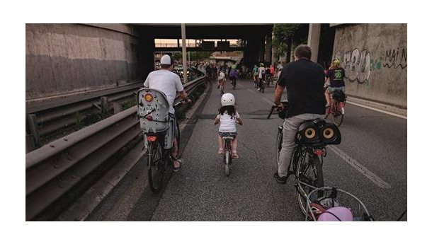 Immagine: 'In tutta la città percorsi per ciclisti, pedoni e trasporto pubblico', la proposta di Cittadini per l'Aria per la Fase 2 di Milano