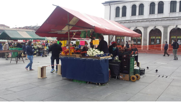 Immagine: Fase 2 a Porta Palazzo. Il mercato riprende le attività in sicurezza | VIDEO