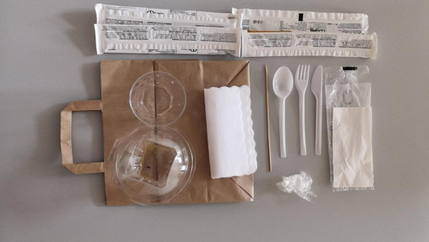 Immagine: Fase 2: il racconto di una pausa pranzo all'insegna dell'usa e getta