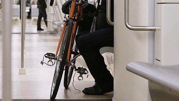 Immagine: Roma, Raggi: via libera alle bici su metro, bus e tram