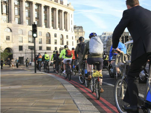 A Londra arrivano le Streetspace: meno spazio per le auto in favore di biciclette e pedoni