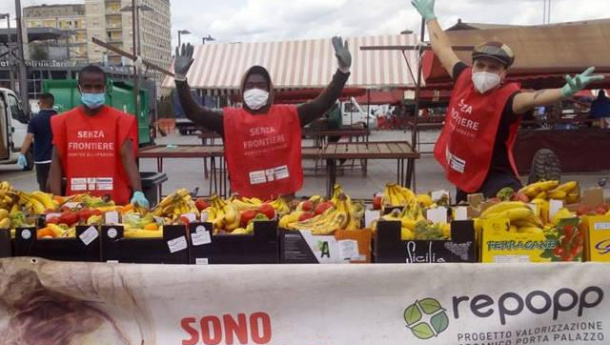 Immagine: RePoPP, a Porta Palazzo la distribuzione delle eccedenze alimentari vince la prova del distanziamento sociale | VIDEO