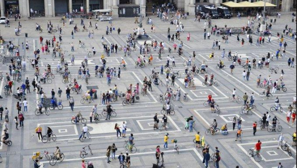 Immagine: 'Milano cambia giro', 400 persone in piazza Duomo per chiedere interventi di sostegno mobilità ciclistica