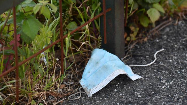 Immagine: Francia, multe fino a 750 euro per chi getta mascherine per terra: pronto un decreto